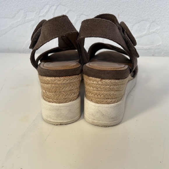 EVOLVE 24/7 Women’s Brown Suede Criss Cross Buckle Wedge Sandal Size 6 - Picture 4 of 12